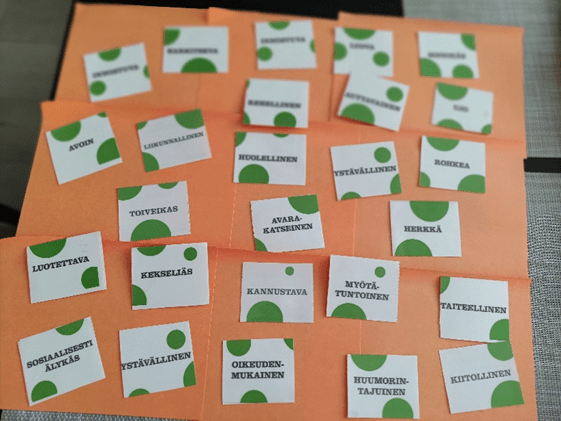 Kuva: Vahvuuskorttien avulla työpajaan osallistuneet tunnistivat omia vahvuuksiaan ja työyhteisön voimavaroja.