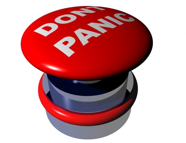 Punainen nappi, jossa teksti "Don't panic"
