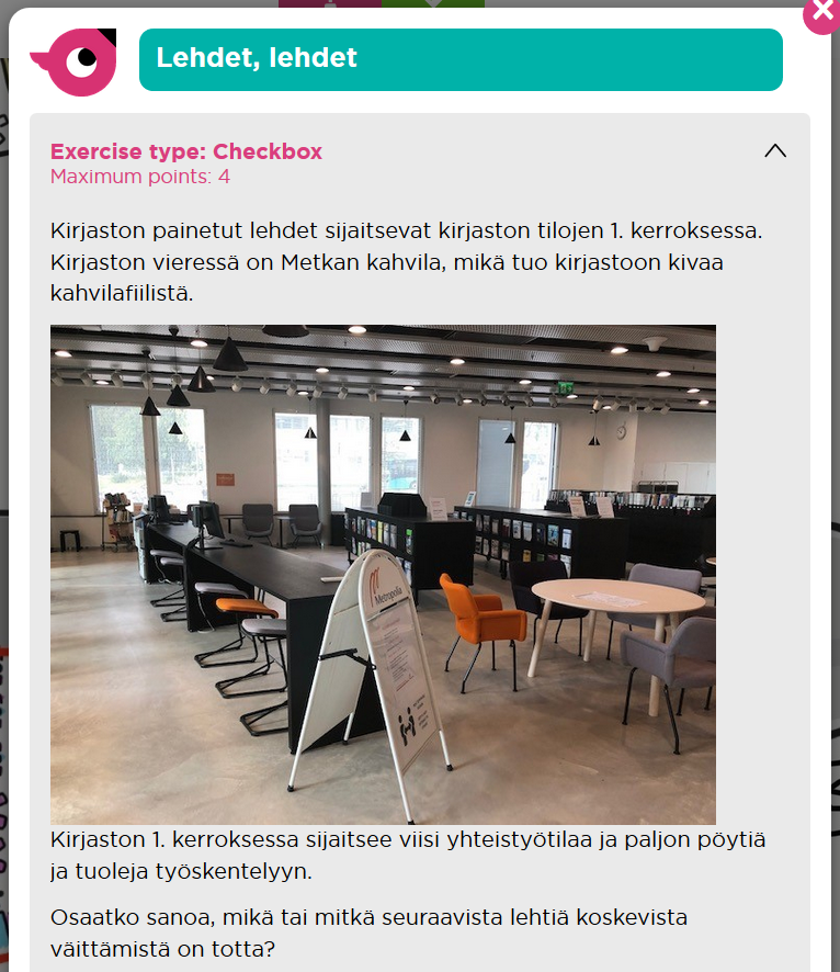 Kuvakaappaus etänä pelattavan Seppo-pelin tehtävästä. Tehtävässä on valokuva kirjaston tilasta Metrka-cafén vierestä, jossa sijaitsevat kirjaston painetut lehdet.