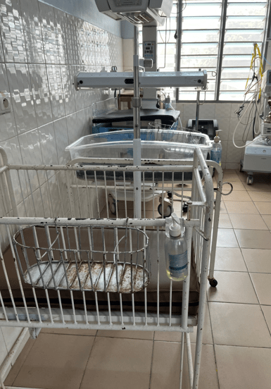 Keskolan sänkyjä. Jokaisen sängyn päädyssä oli käsidesipullo, joita ei näkynyt muiden osastojen sänkyjen päädyissä. 