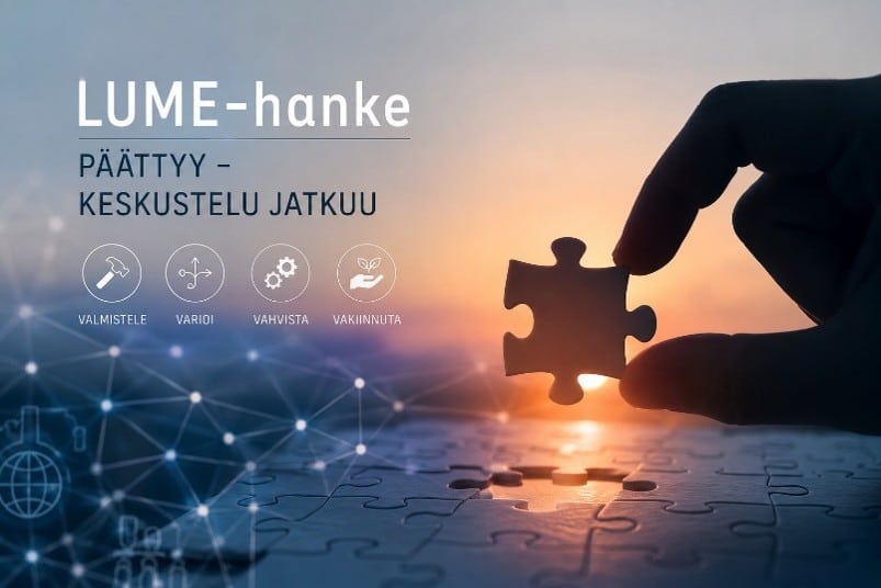 http://käsi%20pitää%20ilmassa%20viimeista%20palaa%20palapelistä,%20taustalla%20auringon%20lasku.%20Lisäksi%20teksti%20LUME-hanke%20päättyy%20-%20keskustelu%20jatkuu