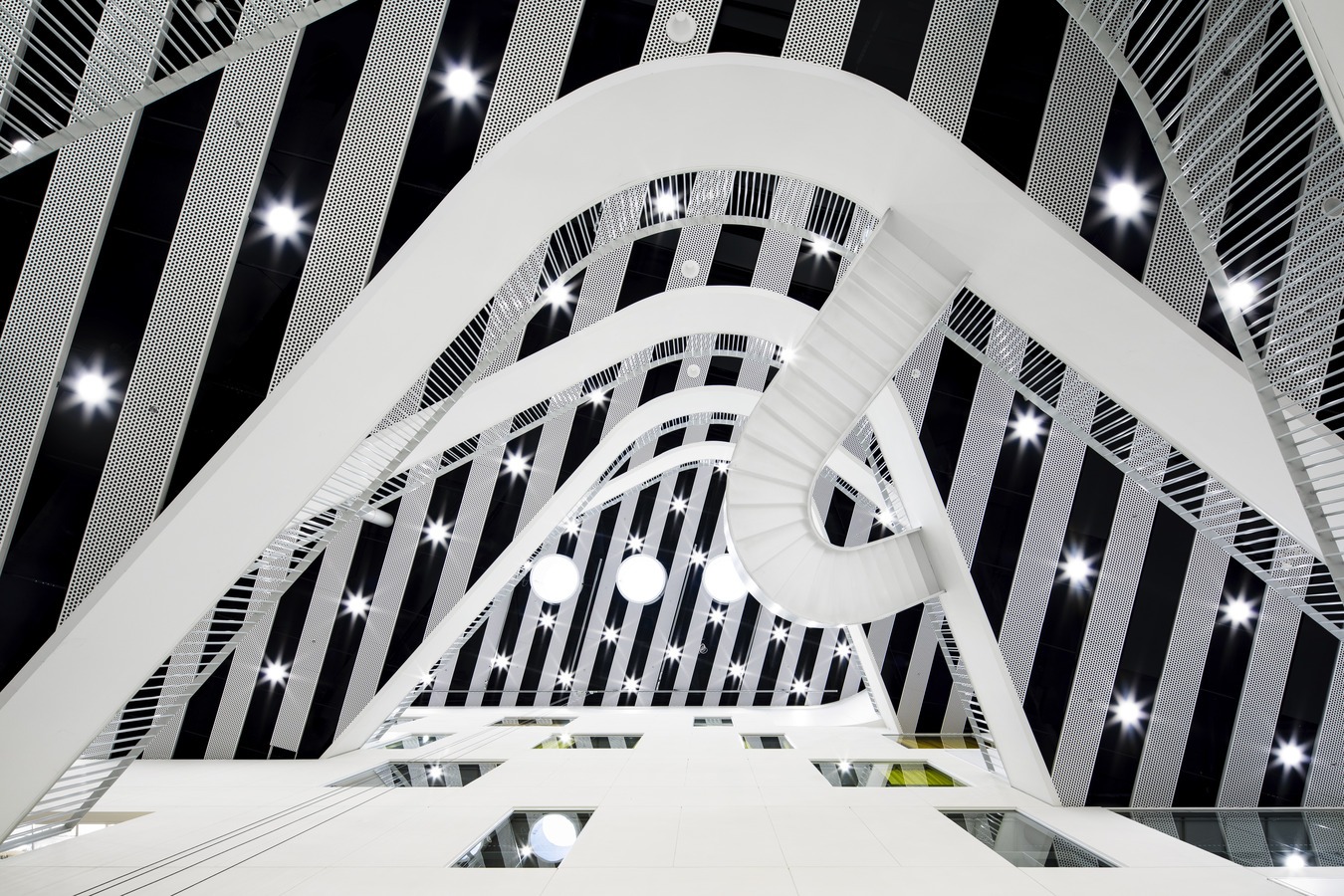 Metropolian Myllypuron kampus, sisätila, valkoisia rakenteita kuvattuna alhaalta ylöspäin.