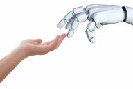 Ihmisen käsi ja robotin käsi kohtaavat.