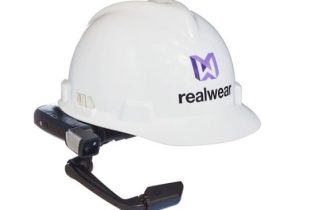 Valkoinen Realwear kypärä.