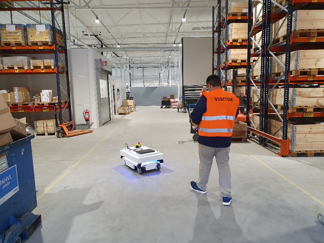 Projektiassistentti ohjaa MiR100 robottia tuotanto- ja varastotiloissa.