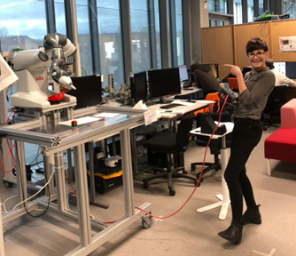 Robotti ja tiiminjäsen vierekkäin.