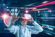 Terveydenhuollon henkilö tarkastelee potilastietoja virtuaalitodellisuudessa.