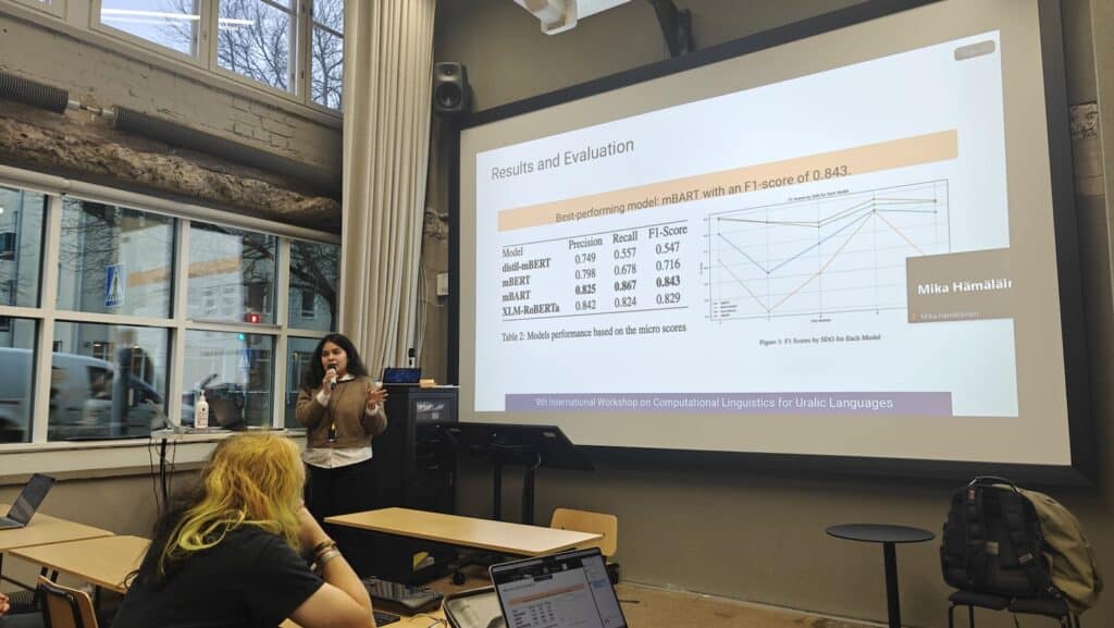 Melany Macías puhumassa tuloksistaan. Kalvolla näkyy, että mBART-malli tuotti parhaat tulokset
