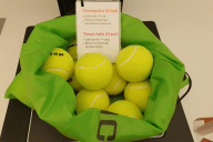 Keltaisia tennispalloja kirkkaanvihreässä pussissa
