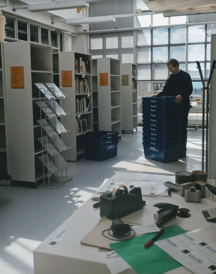 Tikkurilan kirjastoa pakataan