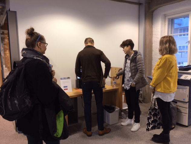 Jonoa lainausautomaatilla