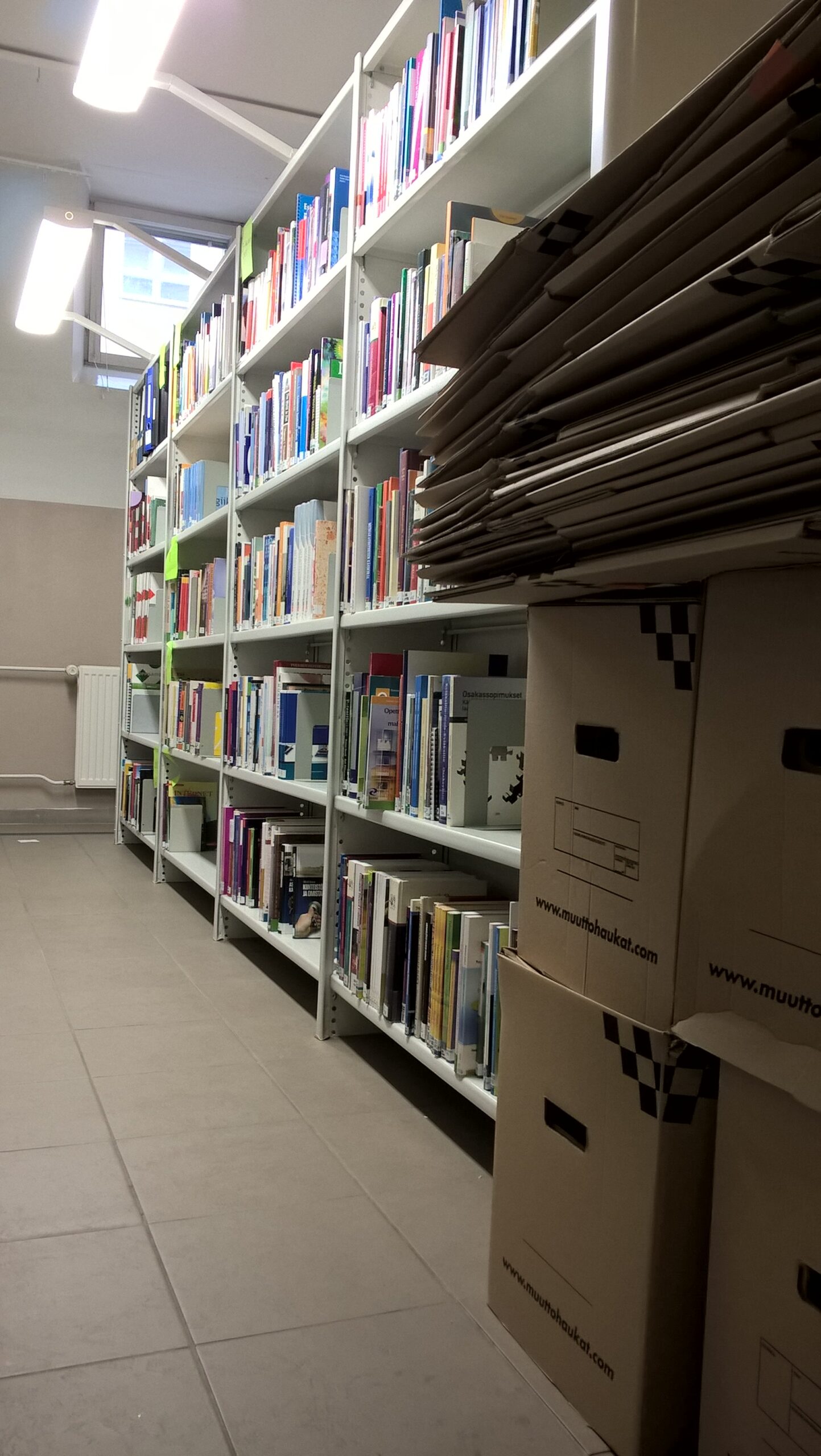 Kirjat uusissa hyllyissä