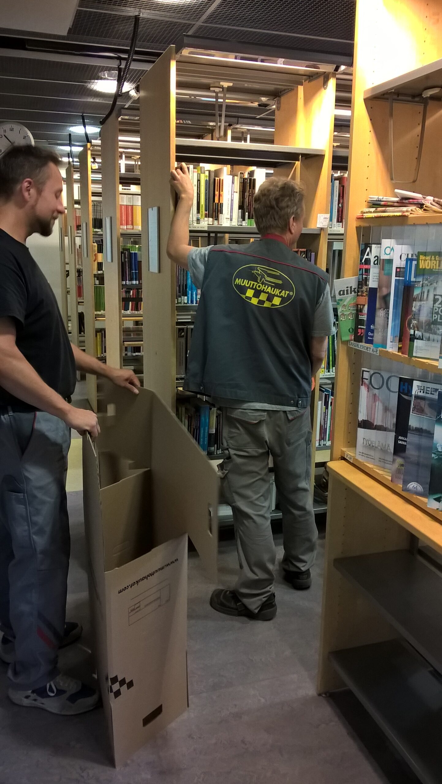 Muuttomiehet työssä