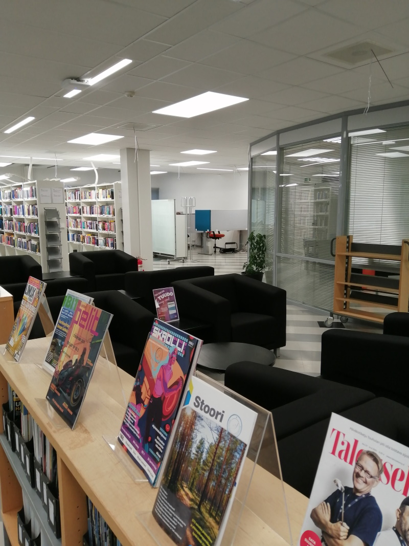 Lehtihyllyjä Karamalmin kirjastossa