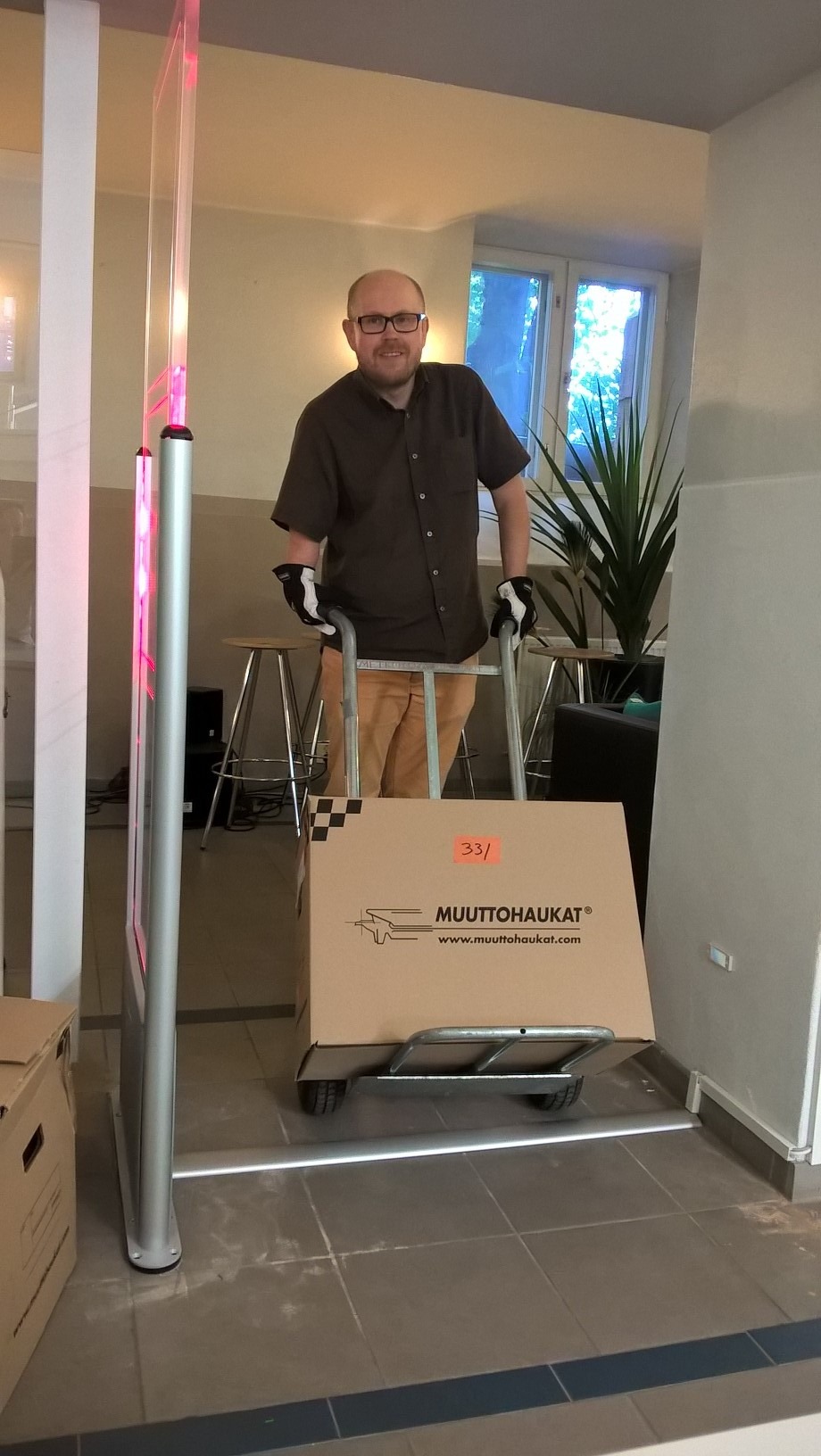 Viimeinen laatikko saapuu.