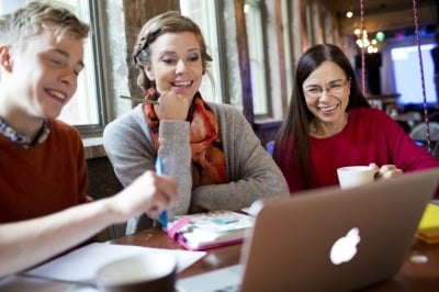 Nuoria aikuisia oppimisen äärellä