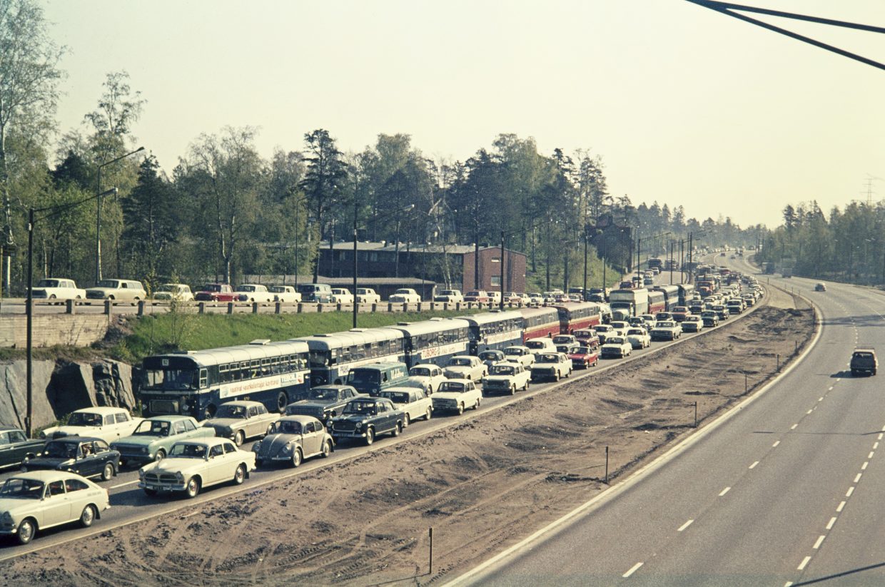 Autoja ruuhkassa Itäväylällä Helsingissä 1960-luvun lopulla Helsingin kaupunginmuseon arkistokuvassa.