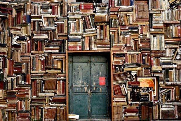 seinä, kirjoja, suljettu ovi