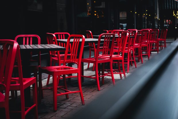 Tyhjä ravintolan terassi, punaiset tuolit
