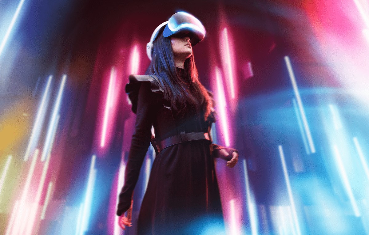 Naisoletettu seisoo keskellä virtuaalilasit kasvoillaan, taustalla neonpinkkejä ja sinisiä ylhäältä alas kulkevia viivoja.
