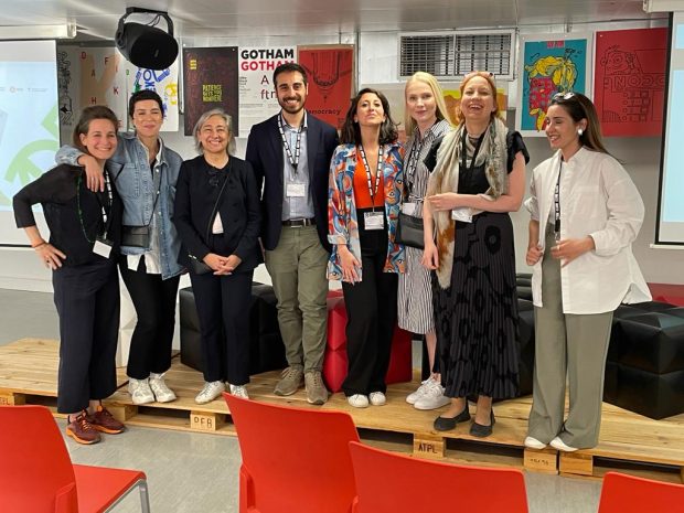 Ryhmäkuvassa kahdeksan ihmistä rinnakkain, hymyilevät, NEB Stewardship Lab -koordinaattoritiimin jäseniä ensimmäisessä kasvokkaintapaamisessa Lissabonissa maaliskuussa 2023.