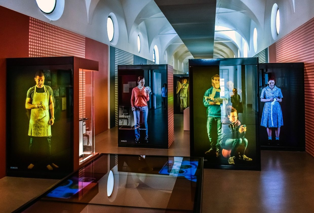 Museotila, jossa vitriineissä ihmishahmoja.