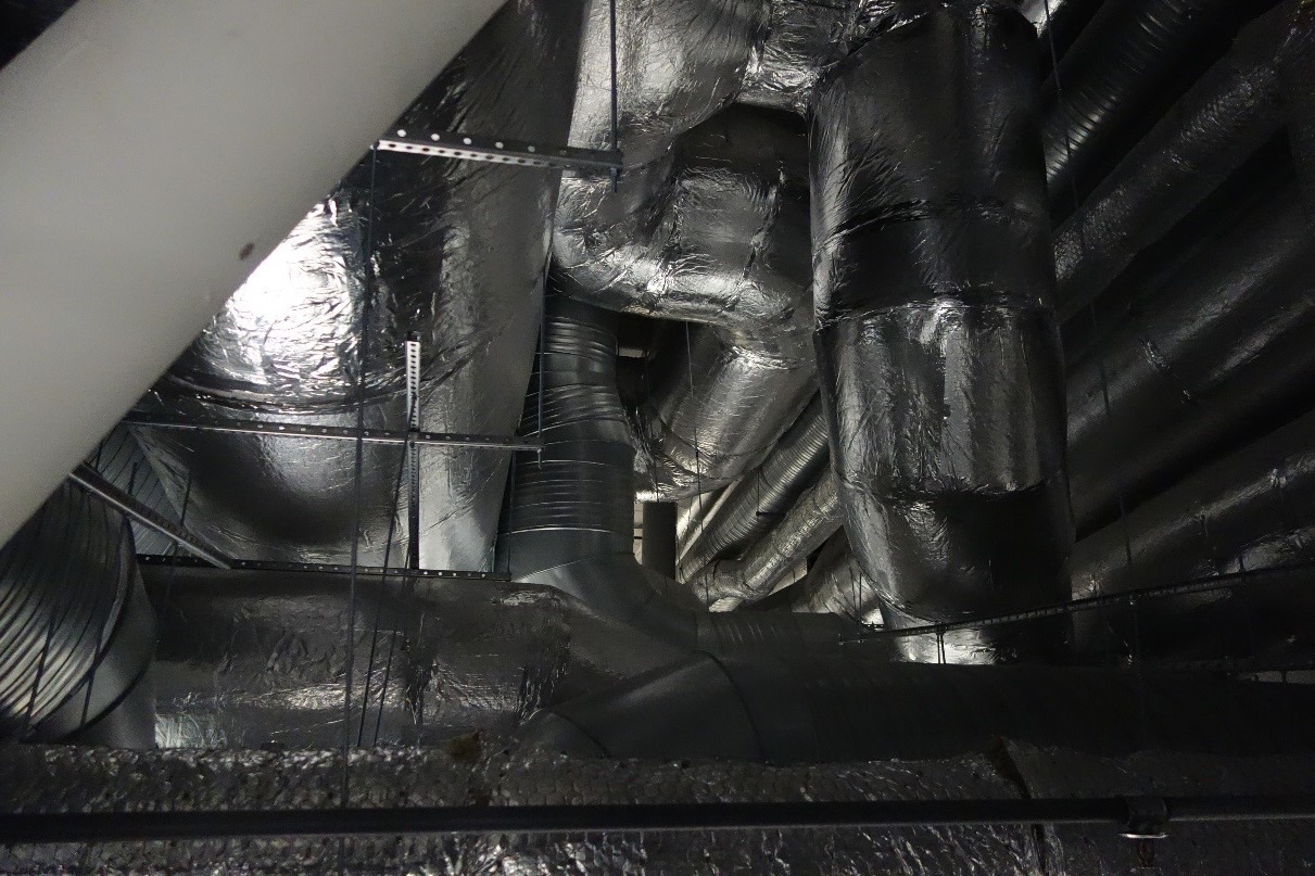 Ilmanvaihtokanavaa ja putkiasennusta, joita opiskelijat voivat tutkia.