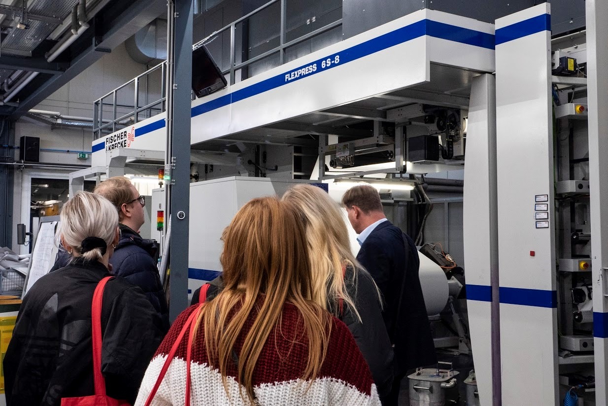 Opiskelijoita tutustumassa flexopainokoneeseen.