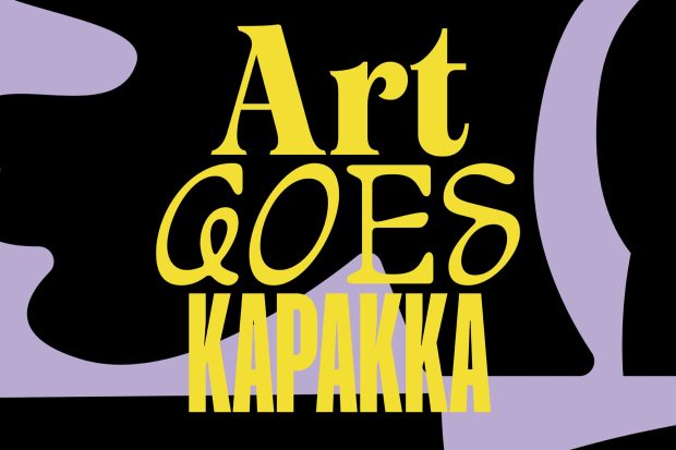 Art Goes Kapakka julistekuva. Art Goes Kapakka kuvan keskellä keltaisella tekstillä. Takana mustia ja violetteja grafiikoita.