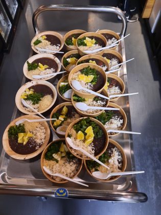 Feijoada annokset yleisölle.