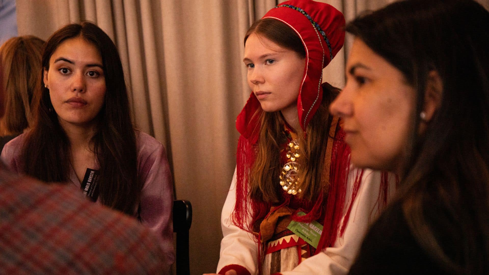 Kuvassa näkyy kolme työpajaan osallistuvaa henkilöä. Eri lähtökohdista tulevat henkilöt pohtivat yhdessä ratkaisuja arktisen alueen merijään säilyttämiseksi.