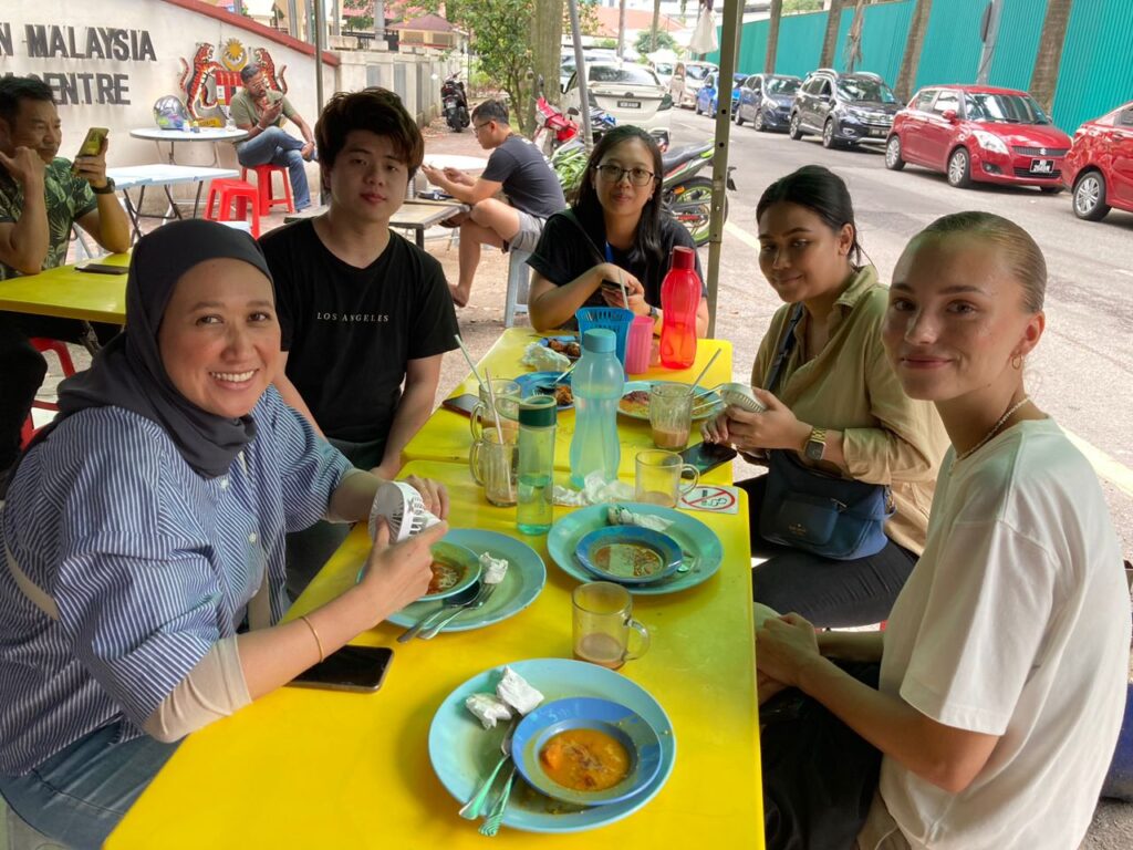 Tutustumassa paikalliseen ruokakulttuuriin Malesiassa