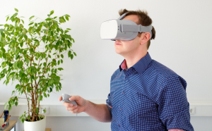 VR todellisuuden hyödyntäminen opinnoissa tukee valmentautumista ennakoimattomiin asiakastilanteisiin
