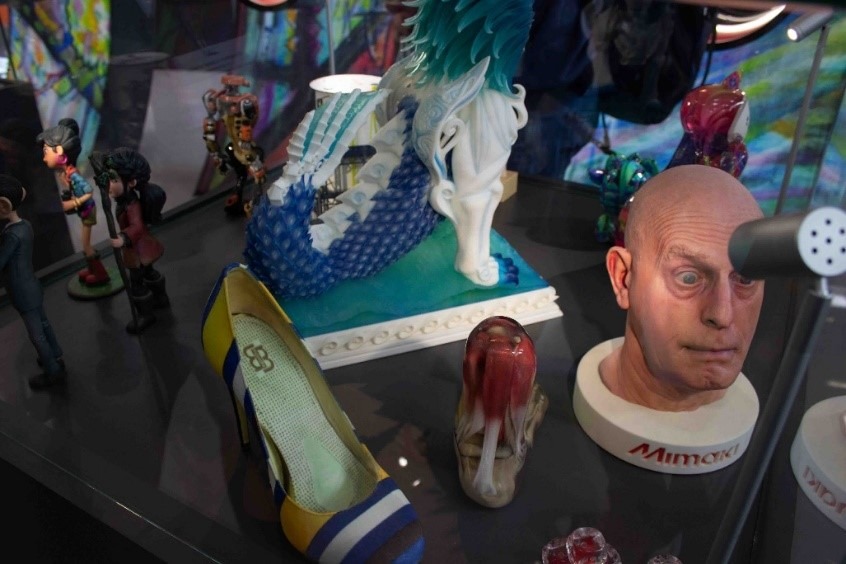 Kuvassa näkyy Mimaki-yrityksen kyky tuottaa painatuksia mitä monipuolisimmille alustoille ja esineisiin.