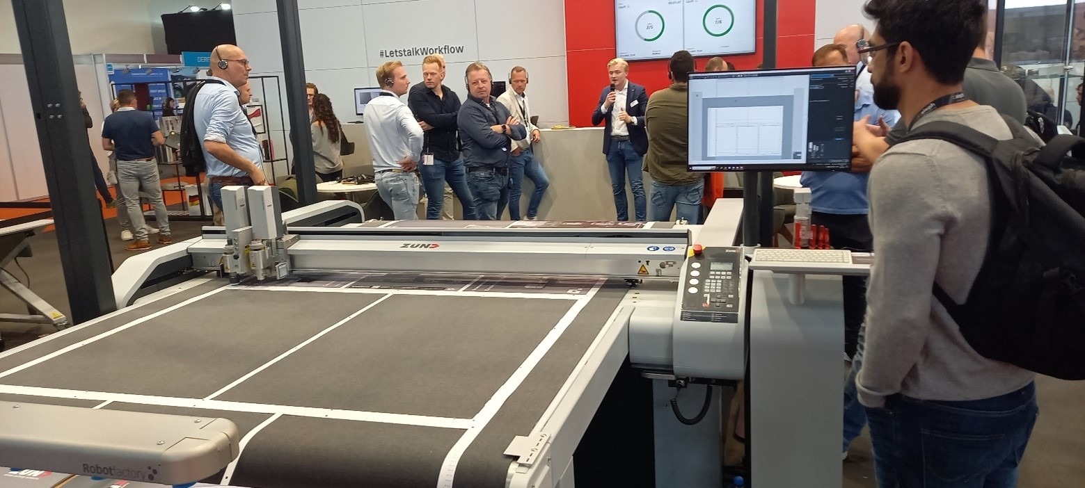 Kuvassa näkyy suuren mittakaavan, Zünd-merkkinen tasoleikkuri.