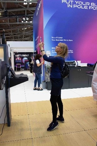 Kuvassa otetaan valokuvaa jostain näyttävästä painotuoteratkaisusta.