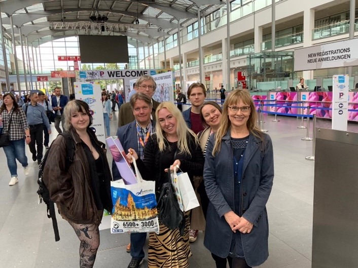 Kuvassa FESPA-messuille osallistunut Metropolian delegaatio vasemmalta: Tia Tast, Toni spännäri, hannu Saarnilehto, Seidi kapanen, Mikale Hyvönen, Anna Pajunen ja Tuire Ranta-Meyer