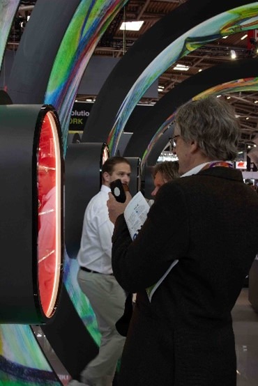 Kuvassa tutustutaan sekä esittelyn että esitteen avulla painotuoteratkaisuja tarjoavaan yritykseen