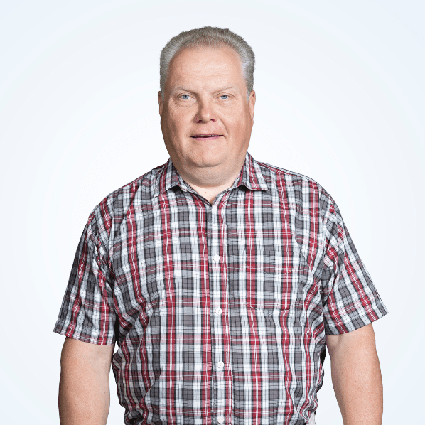 Pekka Salonen, puolikuva, valkoinen studiotausta