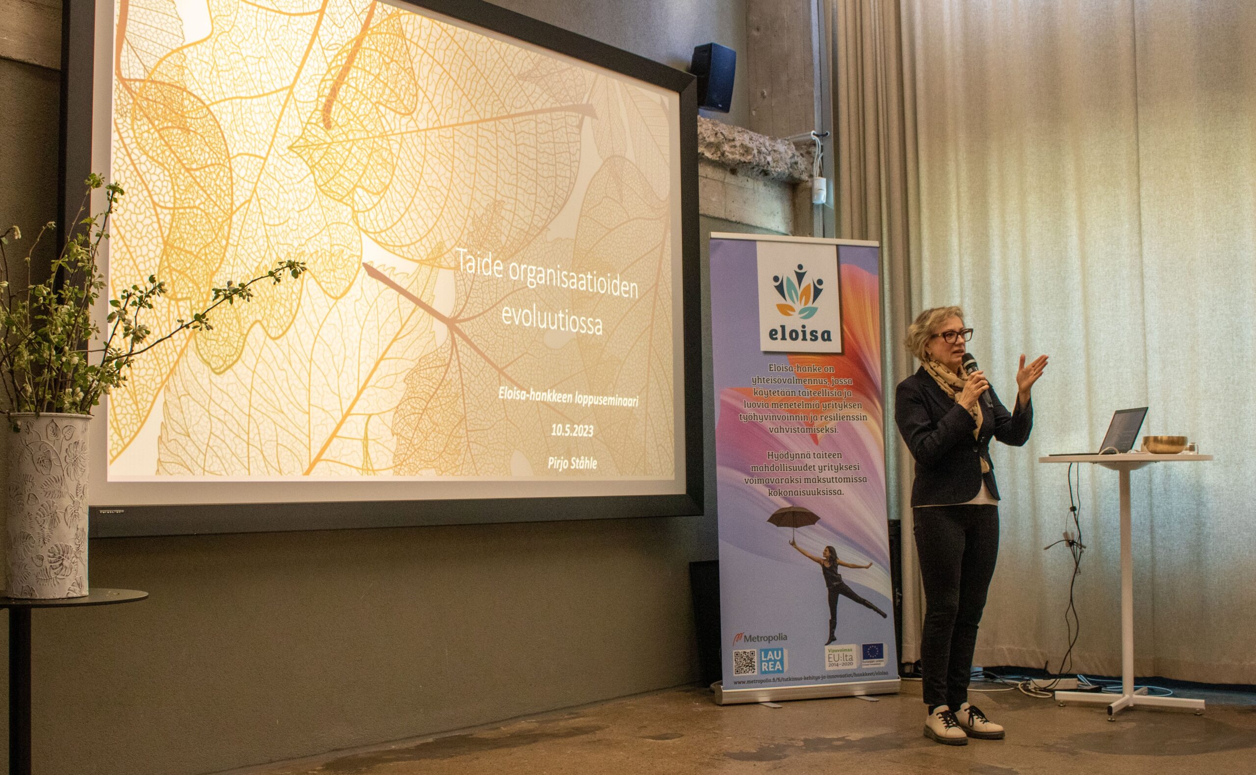 Työelämään, teknologiaan ja innovaatioihin perehtynyt Pirjo Ståhle pitää alustustaan Taide organisaatioiden evoluutiossa.